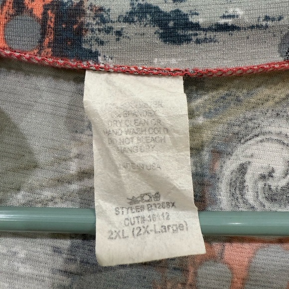 Chic Women's Swirl Print V-Neck Blouse - Picture 4 of 4